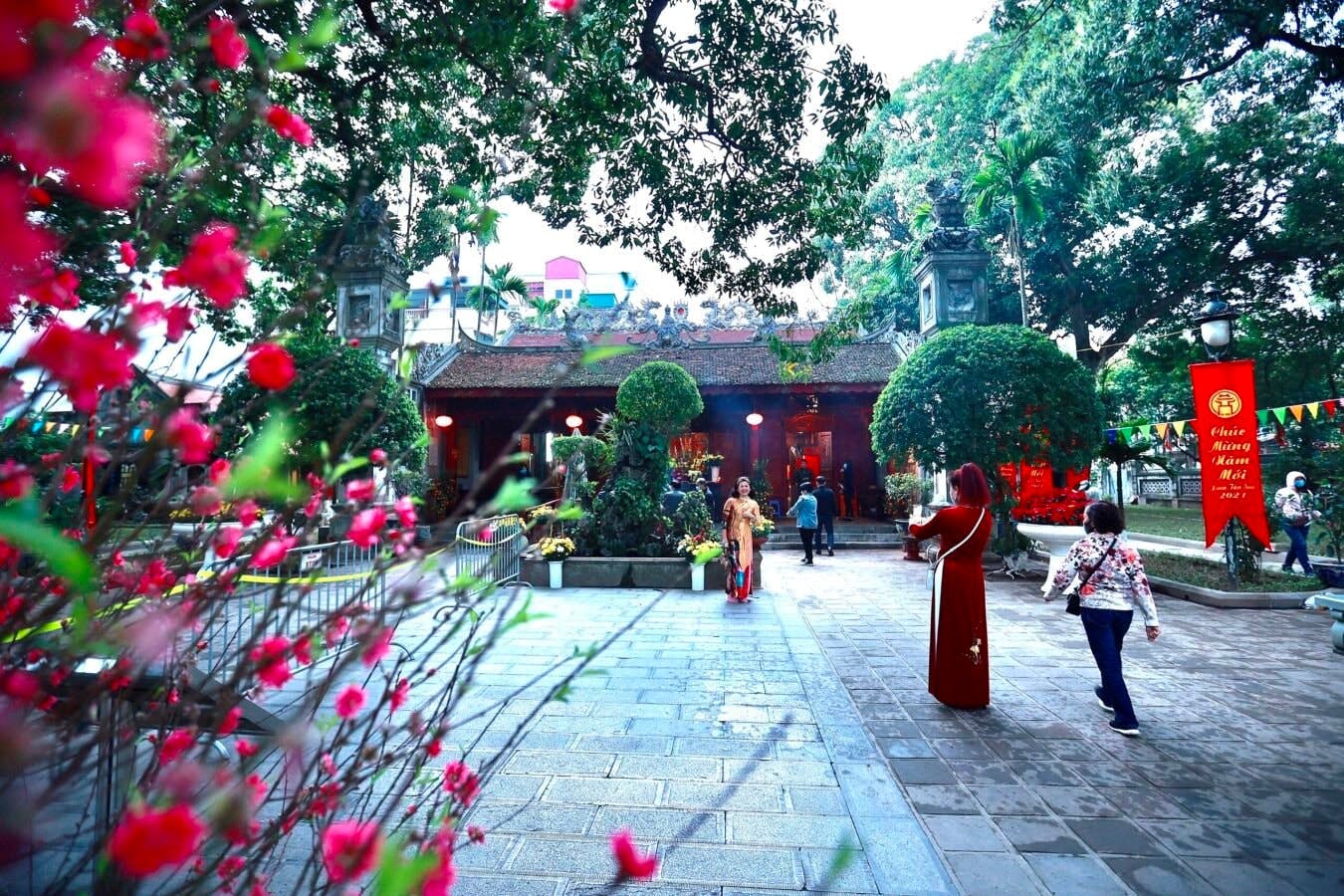 Văn Khấn Đi Chùa Đầu Năm 2026 Và 5 Lưu Ý Quan Trọng Khi Lễ Phật