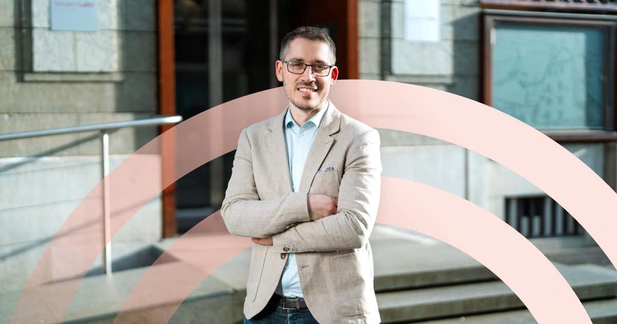 Employé heureux avec les bras croisés devant le bureau.