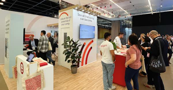 Photo de personnes au stand de beqom lors d'un salon professionnel.