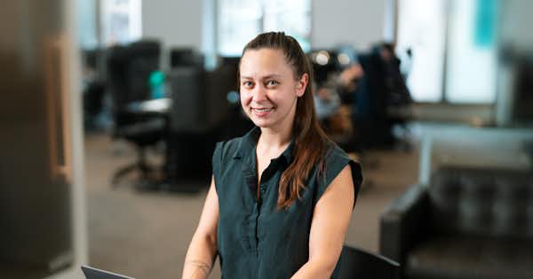 Femme dans un bureau.