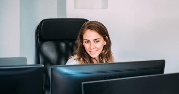 Femme regardant un écran d'ordinateur.