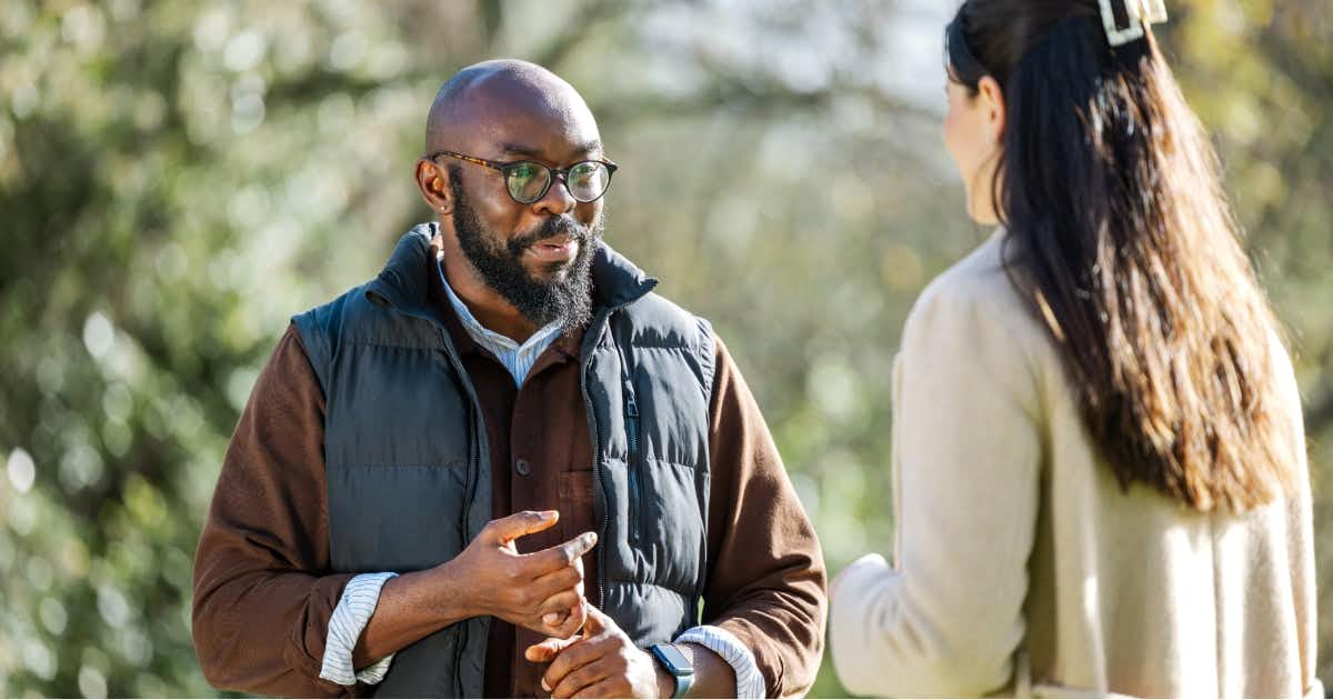 Un homme et une femme discutant à l'extérieur
