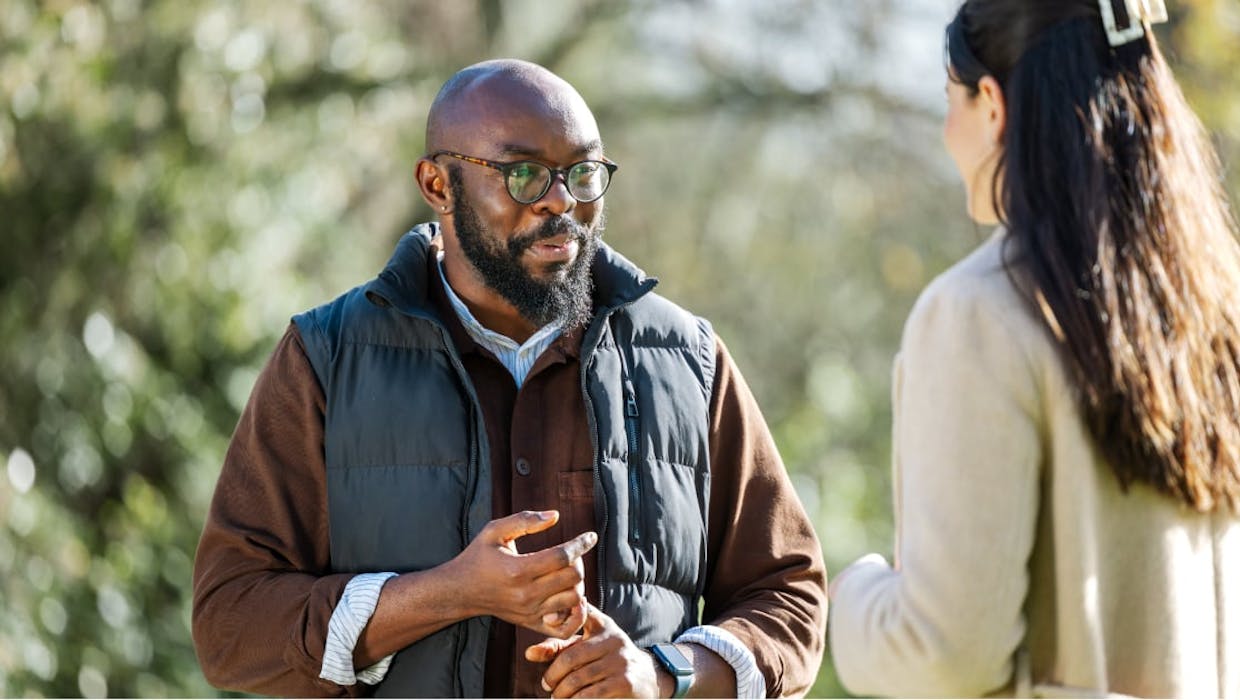 Un homme et une femme discutant à l'extérieur
