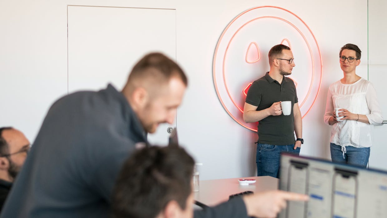 Employés dans différentes poses au bureau.