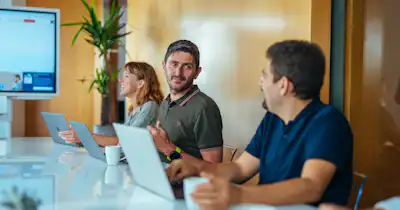 Des employés travaillant ensemble autour d'une table.
