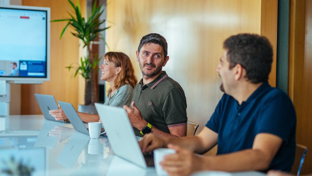 Des employés travaillant ensemble autour d'une table.