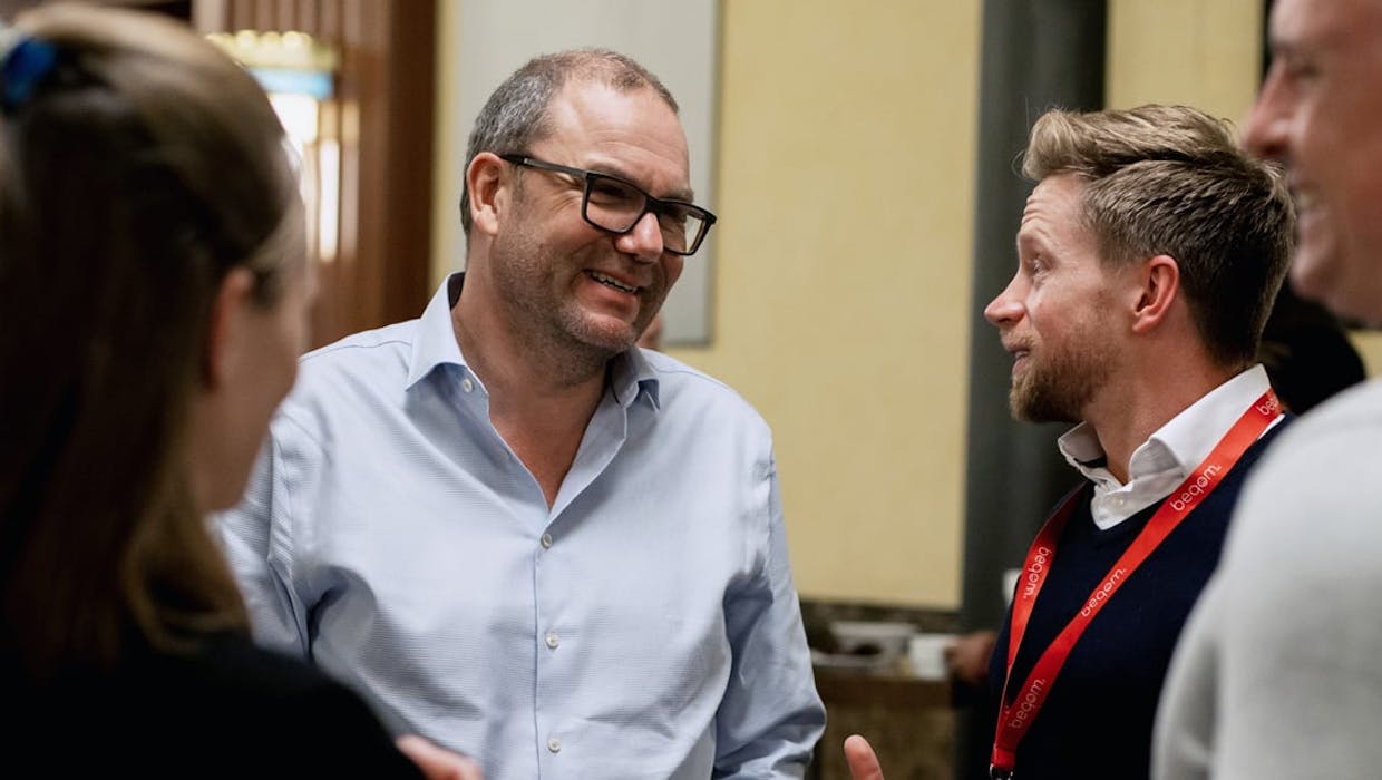 Dirigeants et employés discutant ensemble