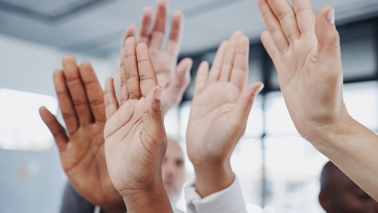 5 mains levées avec différents tons de peau