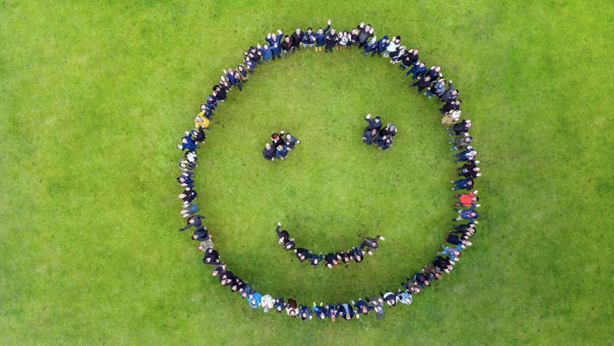Un smiley formé par des personnes et photographié d'en haut