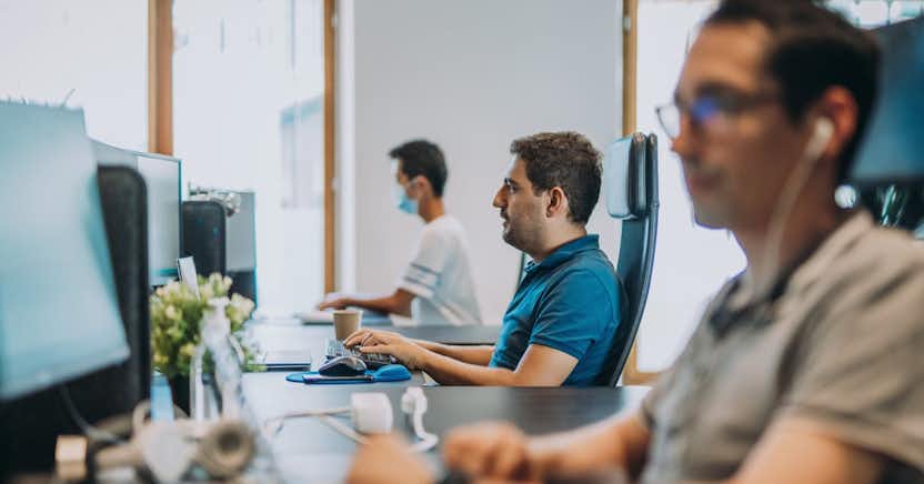 Les employés à leur poste de travail.