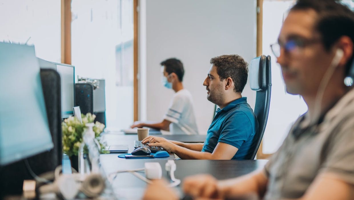 Les employés à leur poste de travail.