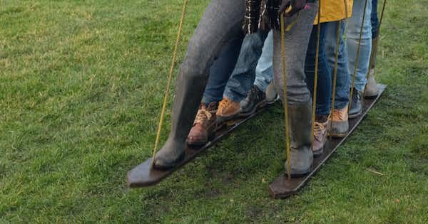 Employés participant à un exercice de consolidation d'équipe.