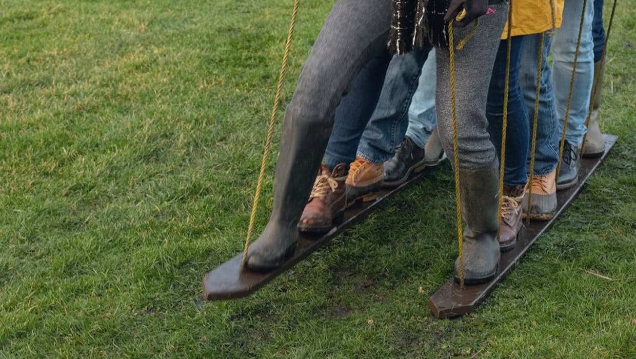 Employés participant à un exercice de consolidation d'équipe.