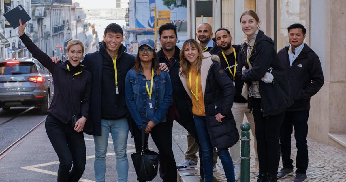 Groupe d'employés debout ensemble à l'extérieur