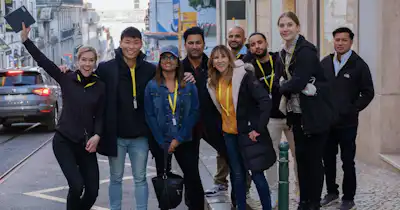 Groupe d'employés debout ensemble à l'extérieur