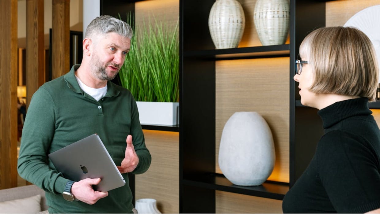 Un homme et une femme discutant ensemble.