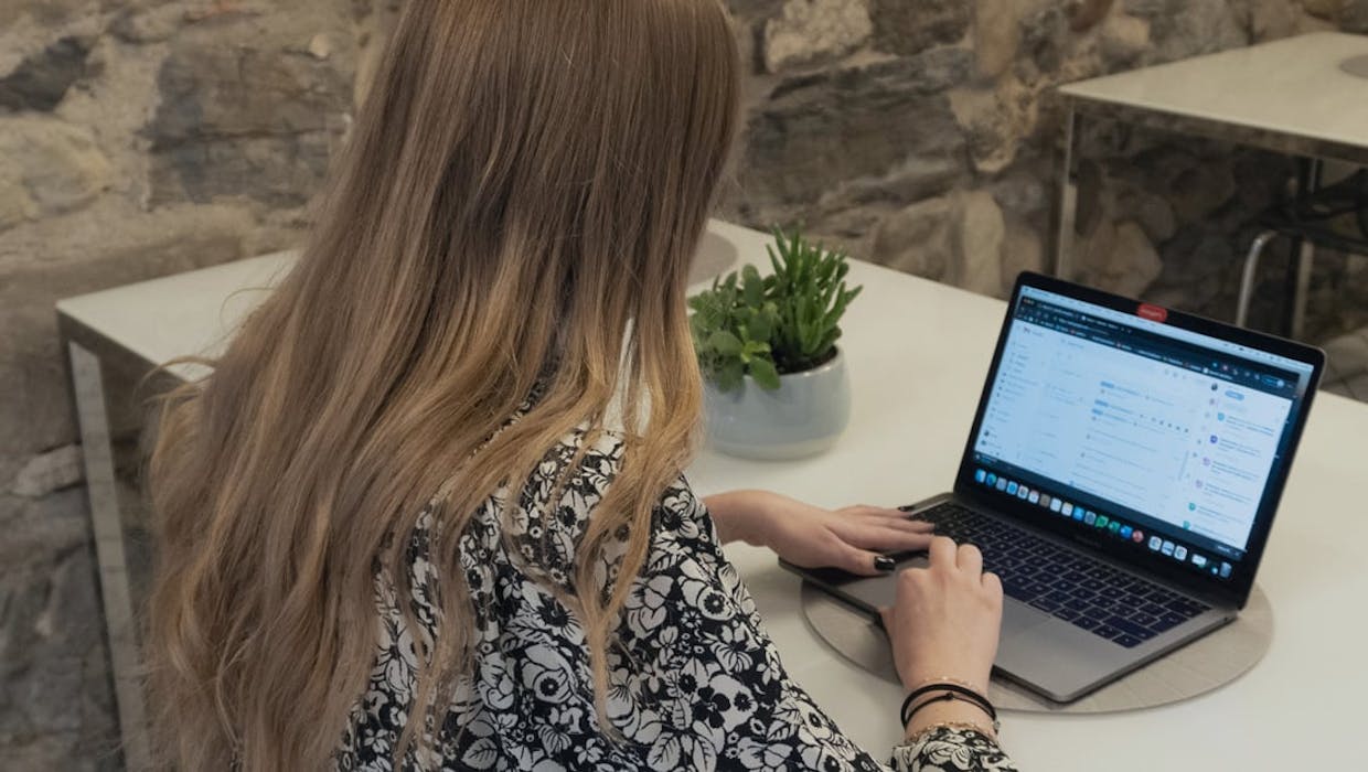 Femme tapant sur un ordinateur portable.