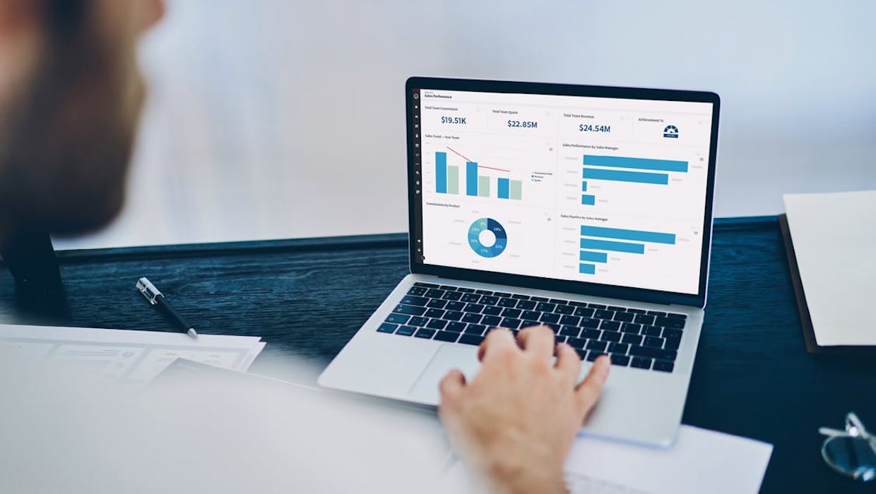 Homme tapant sur le clavier d'un ordinateur portable.