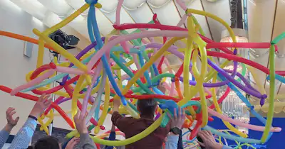 Un enchevêtrement complexe de longs ballons