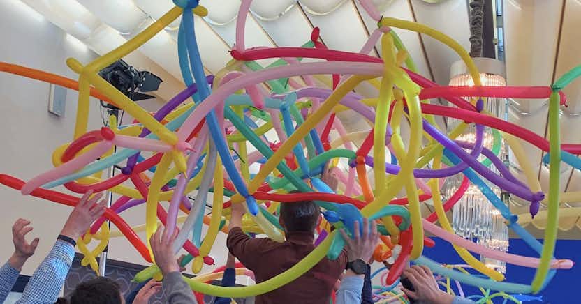 Un enchevêtrement complexe de longs ballons