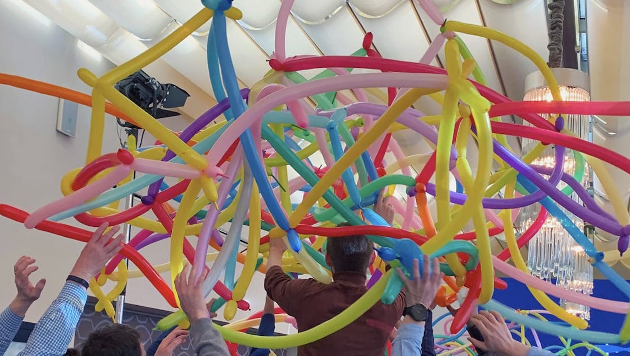Un enchevêtrement complexe de longs ballons