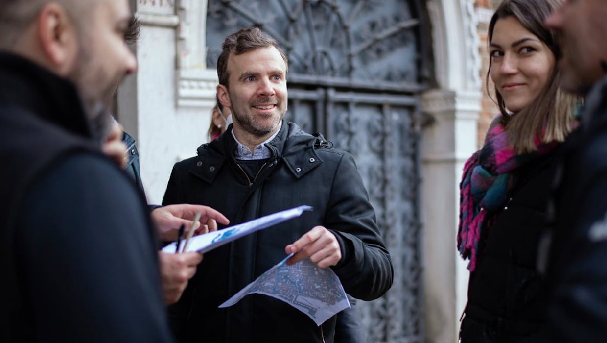 Un petit groupe d'employés discutant ensemble à l'extérieur