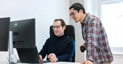 Deux hommes regardant un écran d'ordinateur