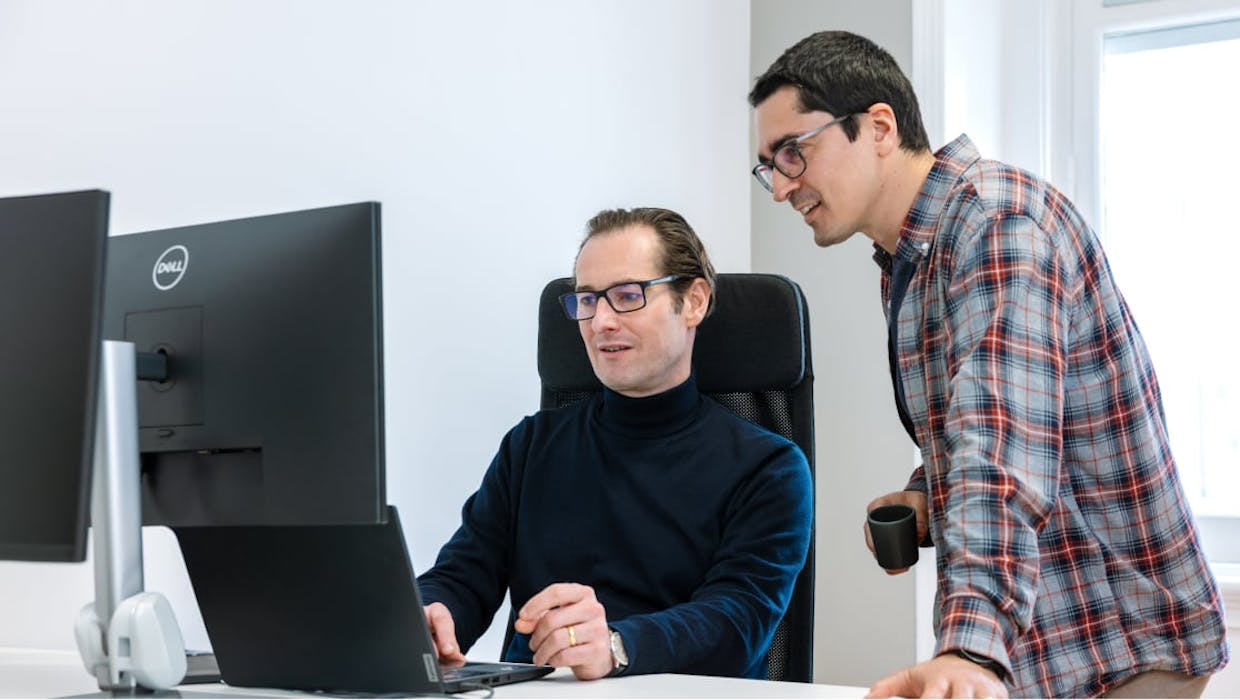 Deux hommes regardant un écran d'ordinateur