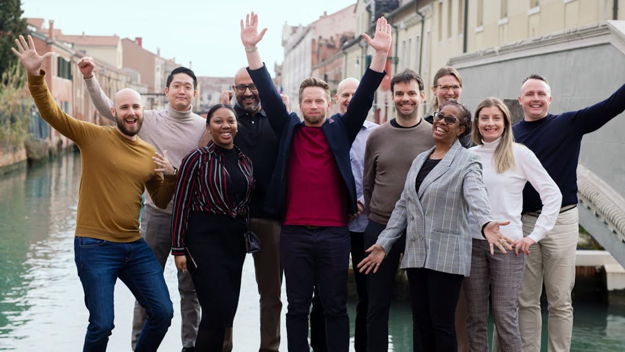 Groupe de collègues heureux en extérieur.