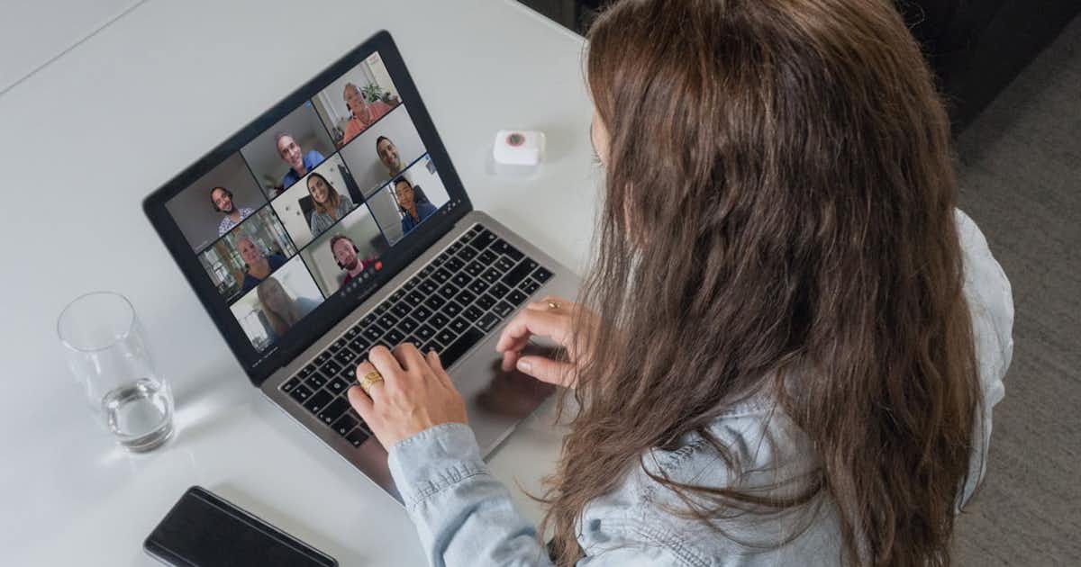 Femme tapant sur un ordinateur portable