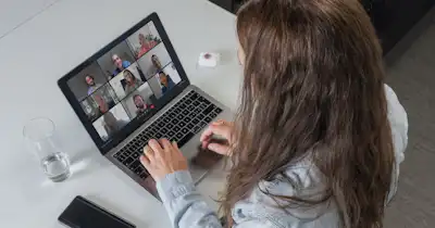 Femme tapant sur un ordinateur portable