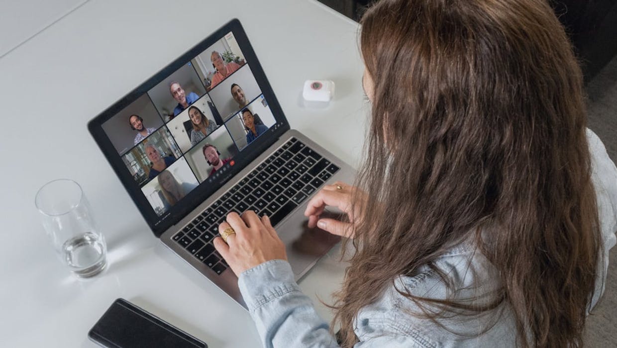 Femme tapant sur un ordinateur portable