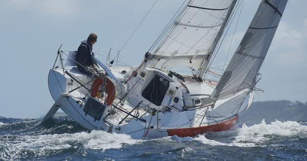 A racing yacht changing course