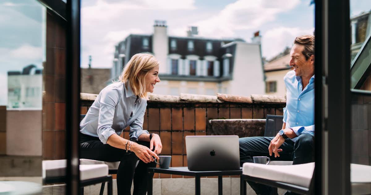 Un homme et une femme discutant en extérieur