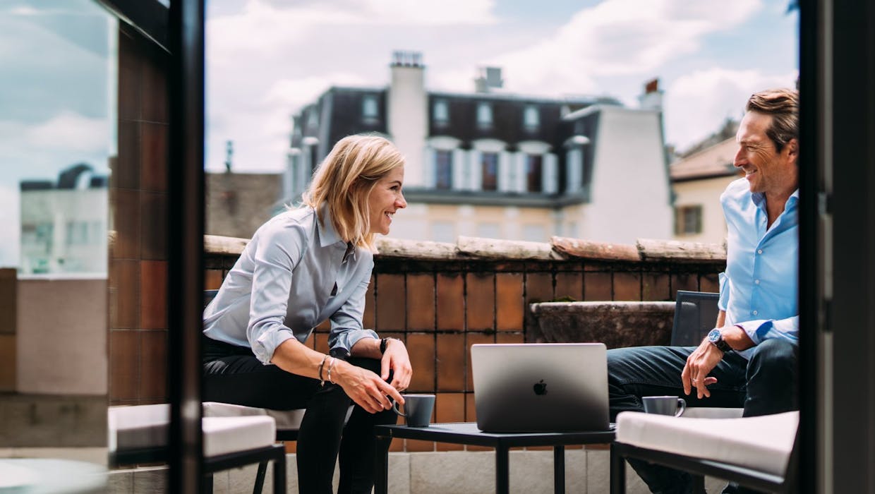 Un homme et une femme discutant en extérieur