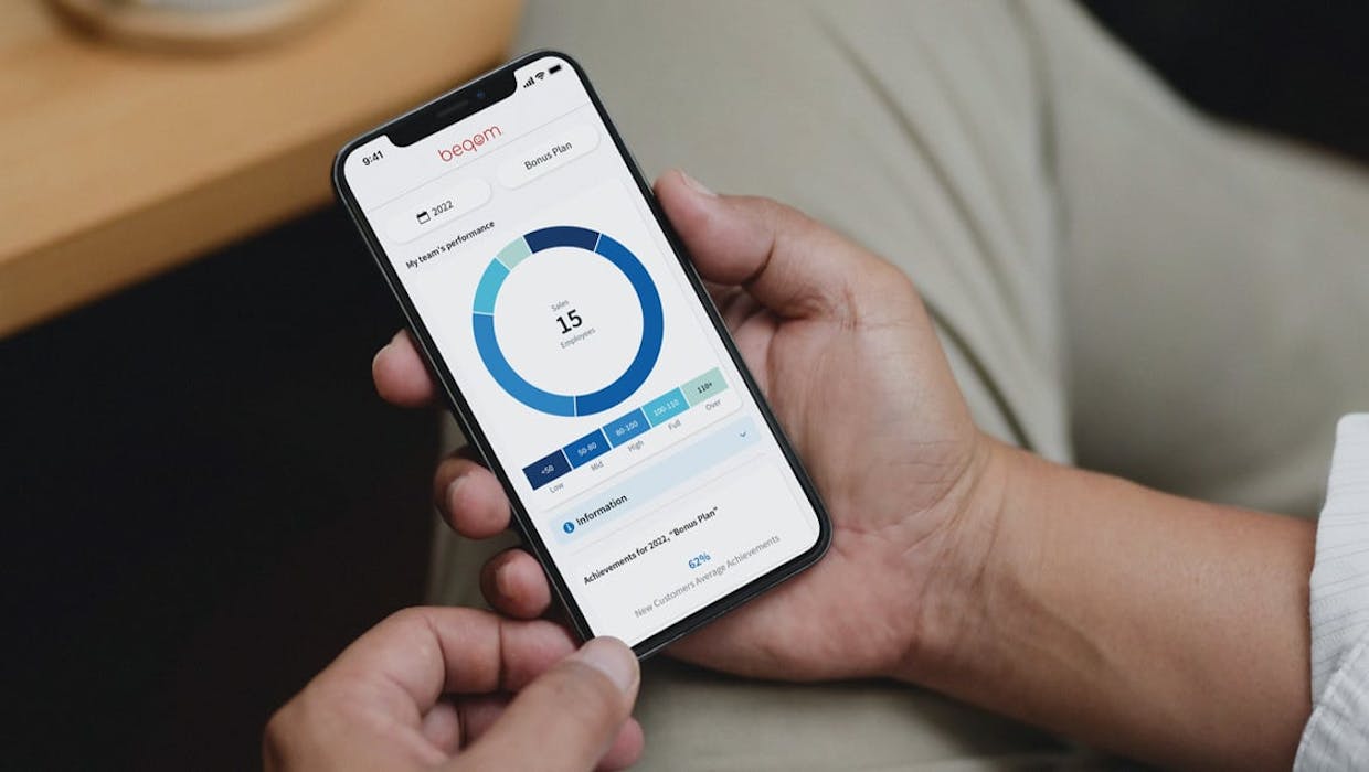 Téléphone portable affichant les données relatives à la compensation et aux performances.