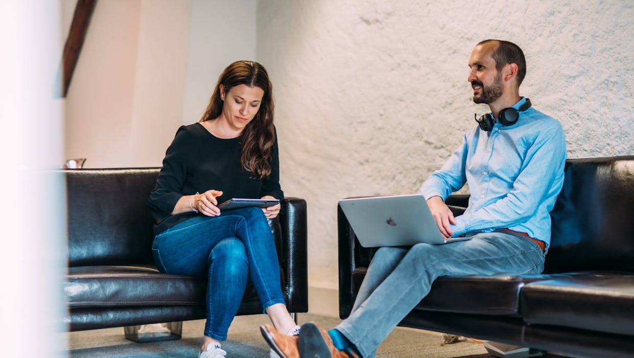 Deux personnes assises sur un canapé.