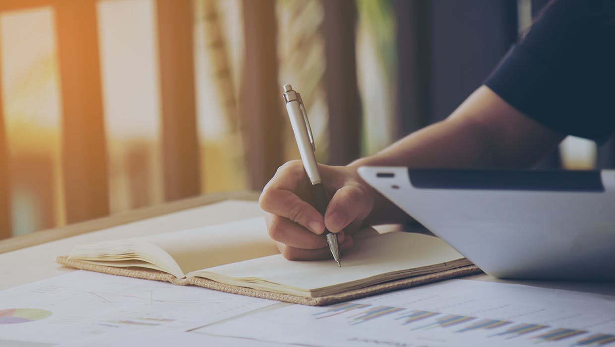 Quelqu'un qui écrit dans un grand livre