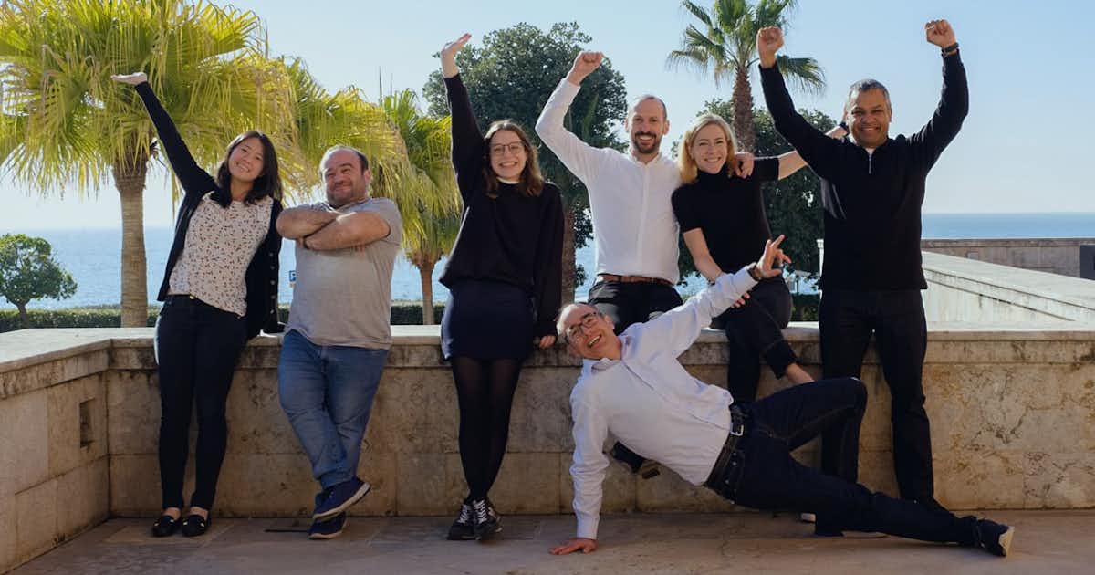 Groupe d'employés à l'air heureux.