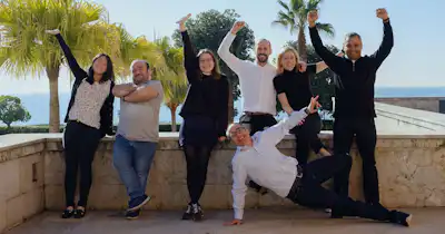 Groupe d'employés à l'air heureux.