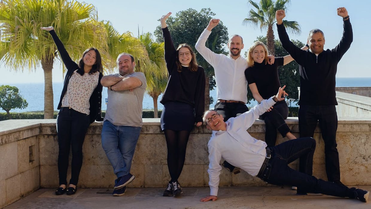 Groupe d'employés à l'air heureux.