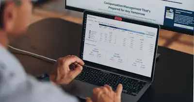 Travailleur au clavier d'un ordinateur portable