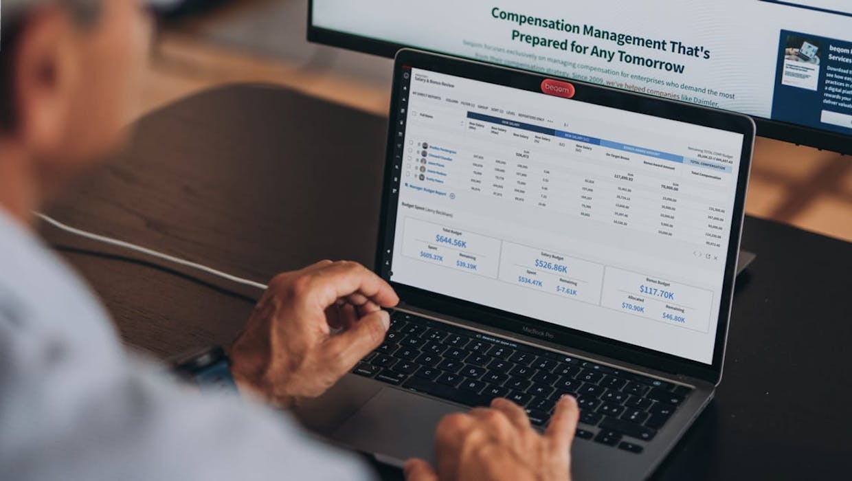 Travailleur au clavier d'un ordinateur portable