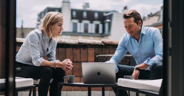 Homme et femme assis et parlant ensemble