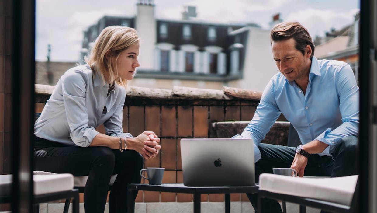 Homme et femme assis et parlant ensemble