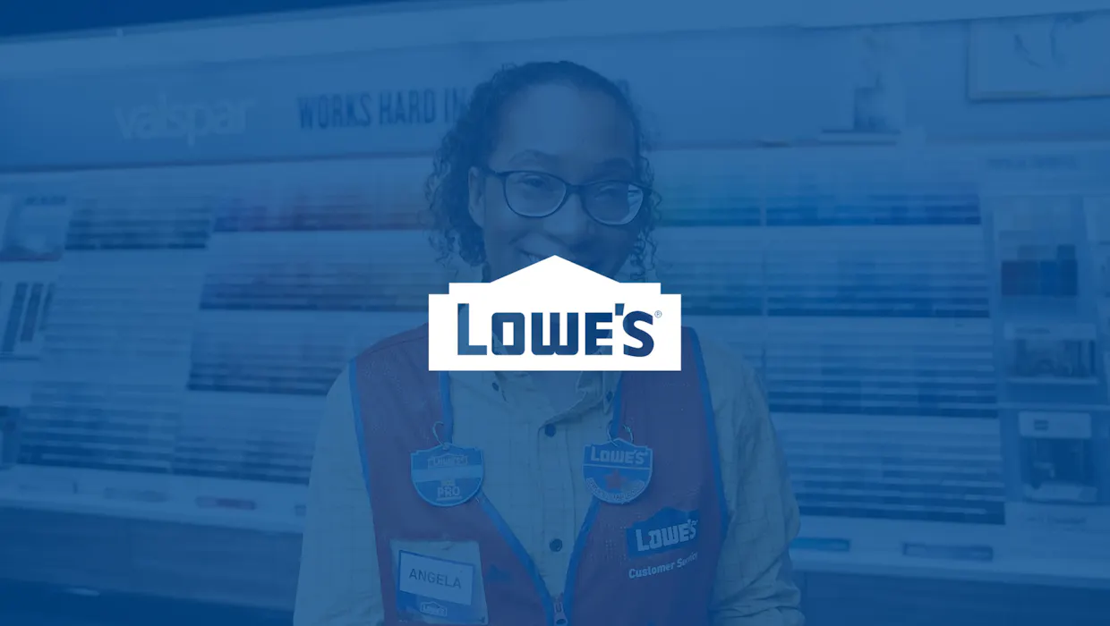Lowe's-Logo auf blauem, halbtransparentem Hintergrund. Dahinter das Foto einer Person.