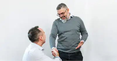 Deux employés masculins se serrant la main