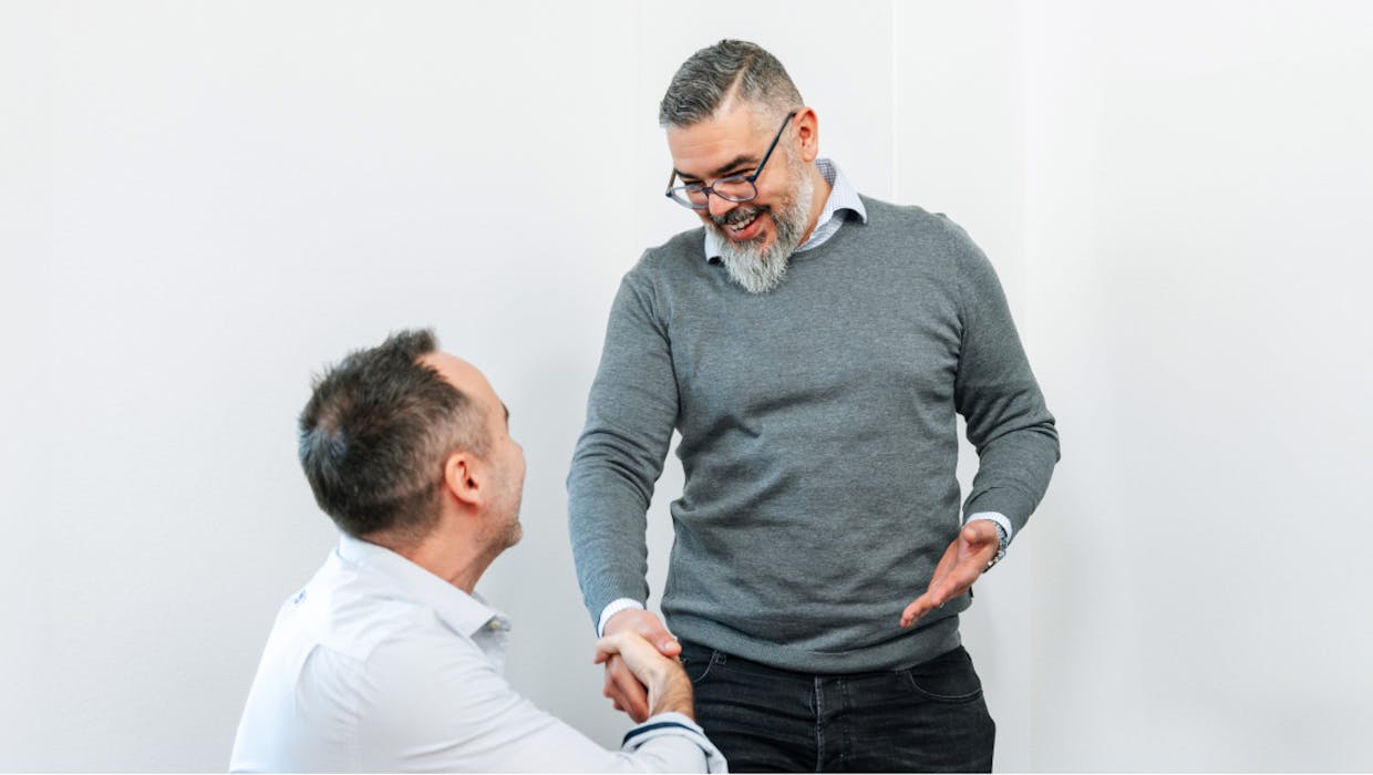 Deux employés masculins se serrant la main