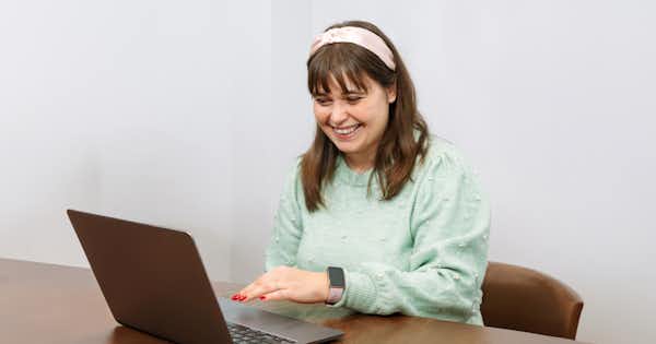 Femme assise à un bureau avec un ordinateur