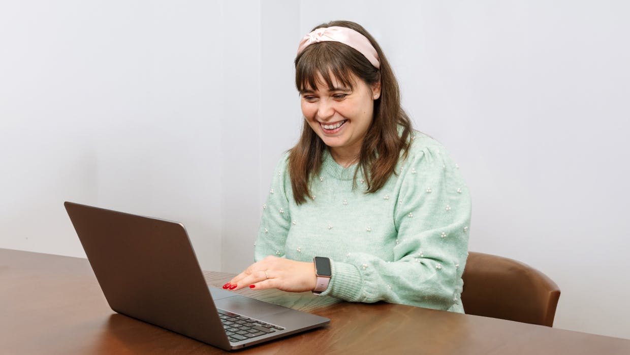 Femme assise à un bureau avec un ordinateur